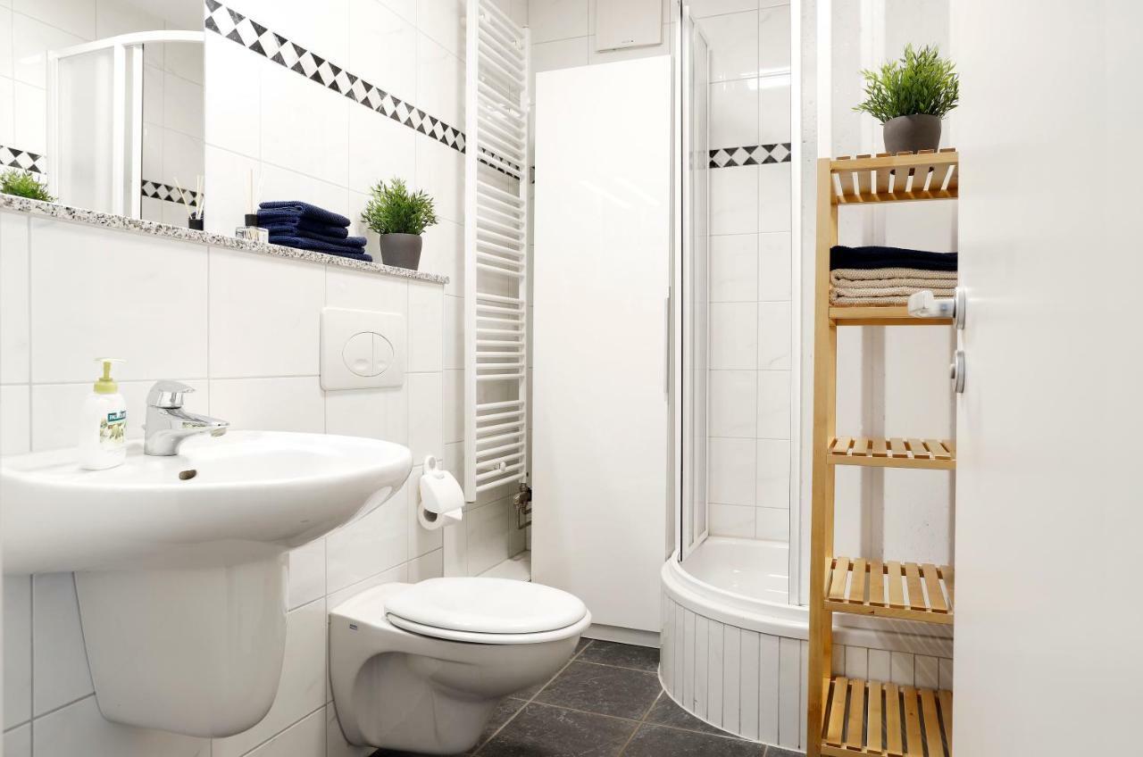 Swine By Rockchair Apartments L Superhost Status L Cozy Family & Business Flair In City Center "Mitte" Modern Studio Boxspringbed Welcomes You! Berlin Exterior photo